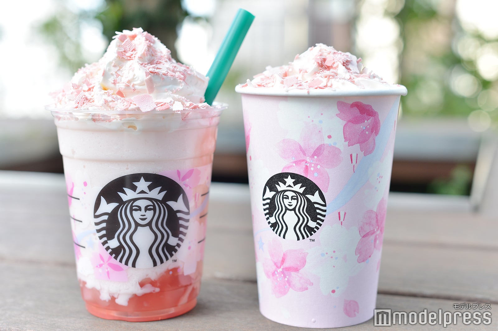 （左から）さくらフル フラペチーノ、さくらフル ミルク ラテ （C）モデルプレス