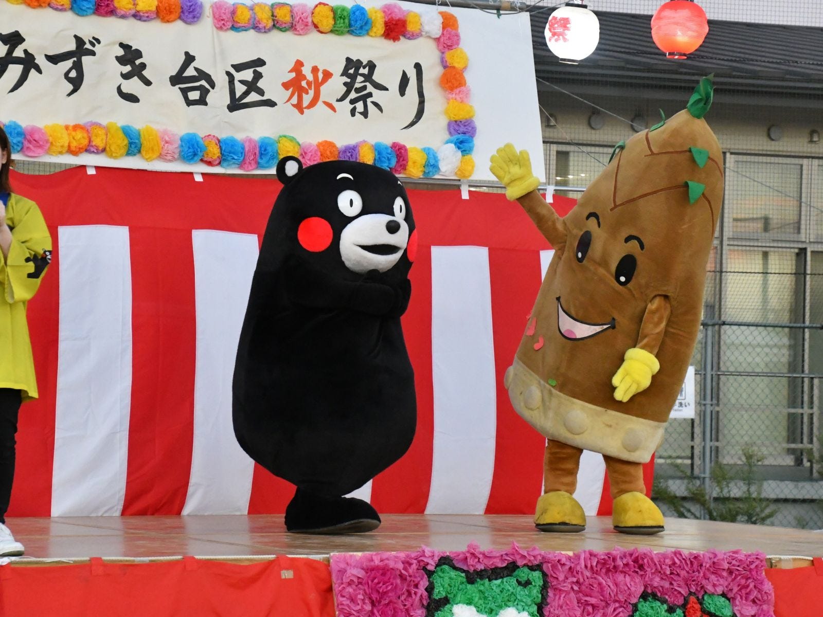 ステージを盛り上げるくまモン=10月11日、熊本県合志市