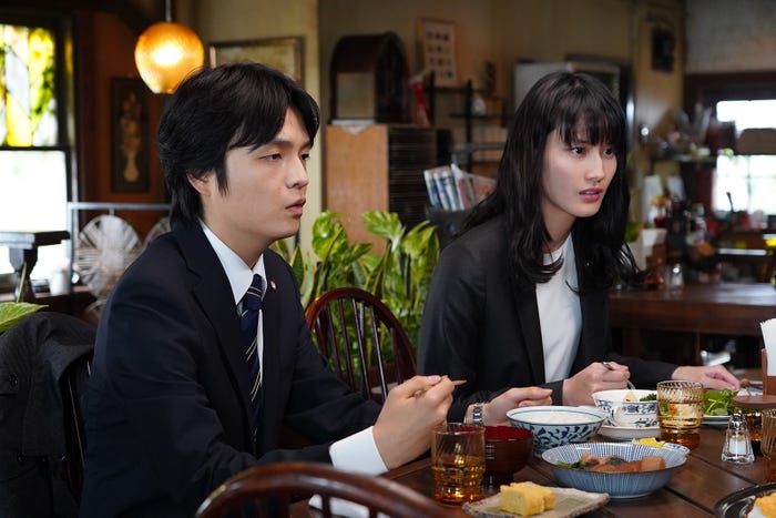 岡山天音、橋本愛/「同期のサクラ」第8話より(C)日本テレビ