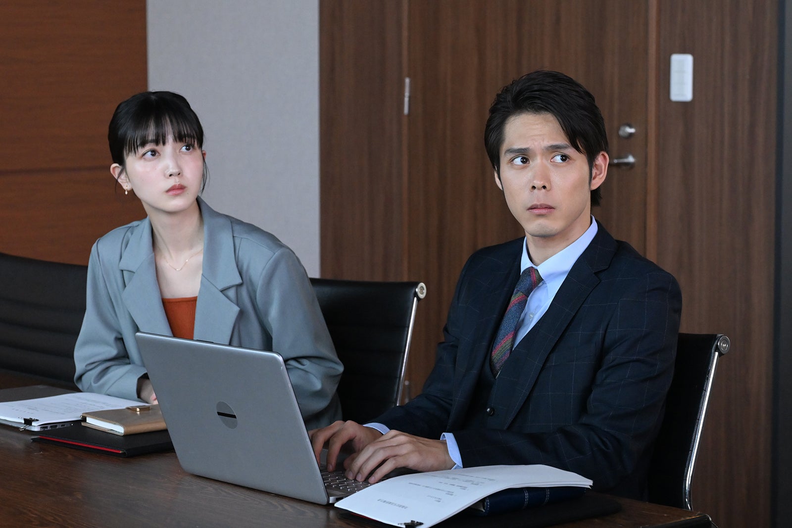 久保史緒里、細田佳央太「南田南弁護士は天才肌」第1話（C）カンテレ・フジテレビ