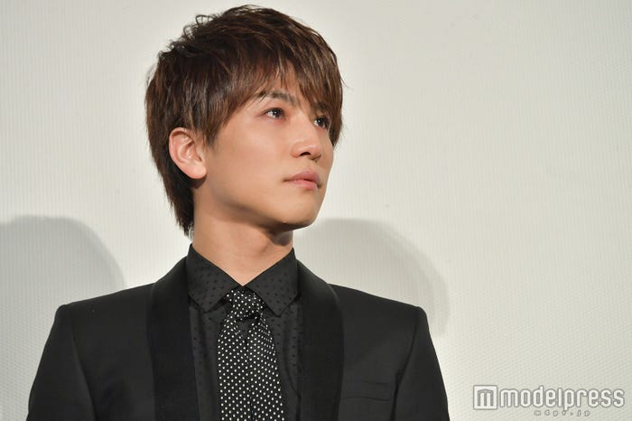 目に涙をためる岩田剛典(C)モデルプレス