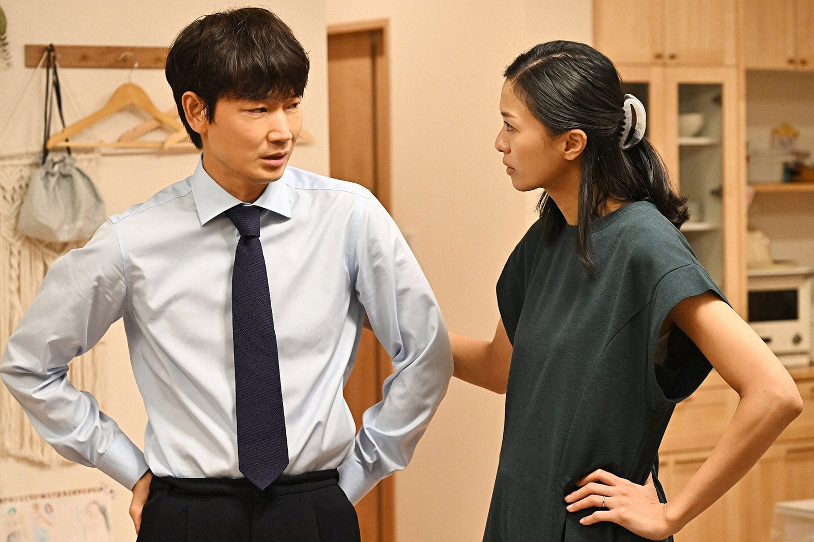 綾野剛、榮倉奈々／「オールドルーキー」第9話より（C）TBS