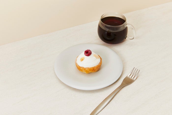 シーズナルタルト ラズベリー、レッドカラント、フロマージュブラン864円(持ち帰りの場合)/880円(店内利用の場合)/画像提供:Blue Bottle Coffee Japan