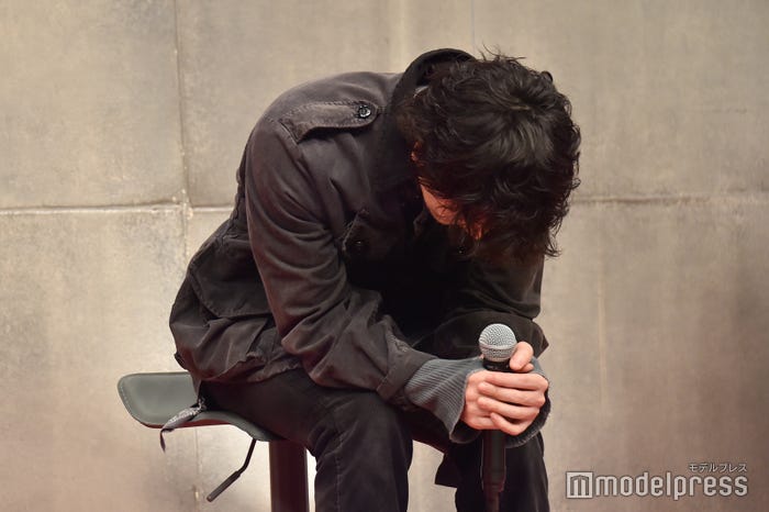 “ふわふわのサクサクした甘いお菓子”が好きだと福士蒼汰から明かされ笑う綾野剛 (C)モデルプレス