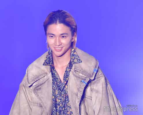 「First Love 初恋」で話題の木戸大聖、地元・北九州市に降臨 金髪×冬先取りコーデでクールに<TGC 北九州 2023>