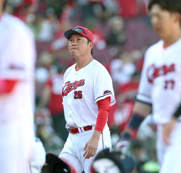 広島・新井監督「我慢して、辛抱して、上にいくしかない」 2安打で今季6度目完封負け 最下位転落も「表情見ても雰囲気悪くない」