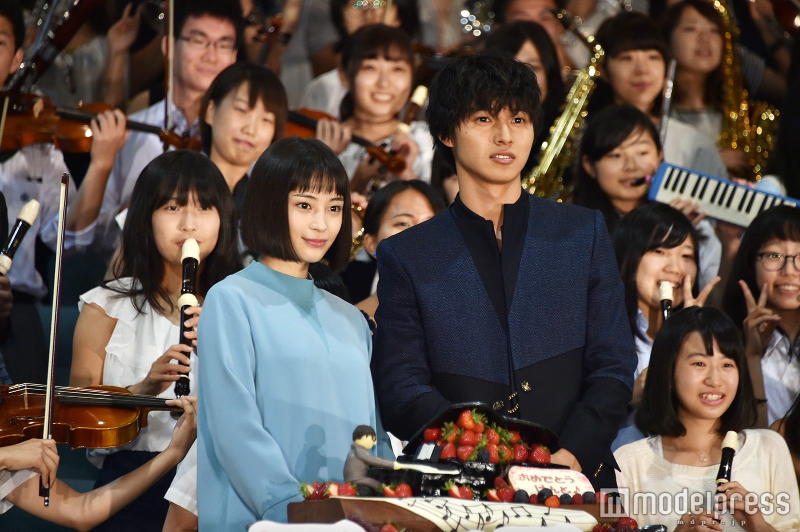 （左から）広瀬すず、山崎賢人（C）モデルプレス