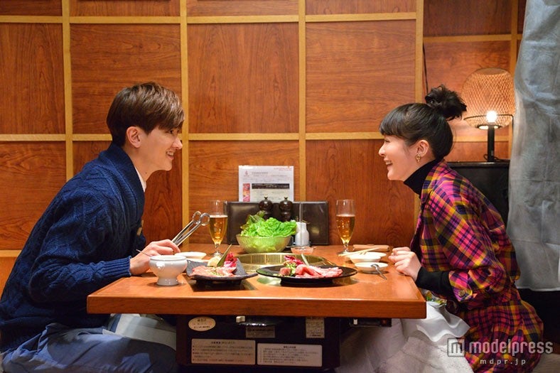 貫地谷しほり演じる主人公とご飯へ／『女くどき飯』場面カットより