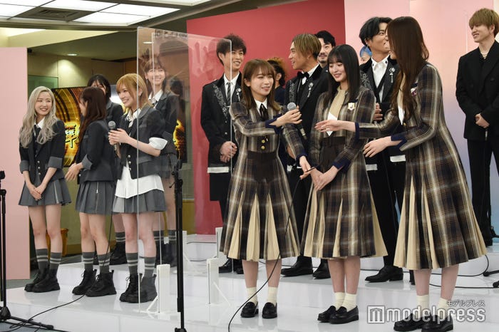 お互い意識していることを聞かれて戸惑うAKB48、乃木坂46 (C)モデルプレス