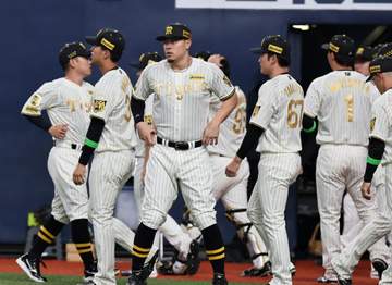 阪神ナインが黄金の戦闘服で登場 ホーム＆聖地開幕のみ着用のチャンピオンユニホームでウオーミングアップ