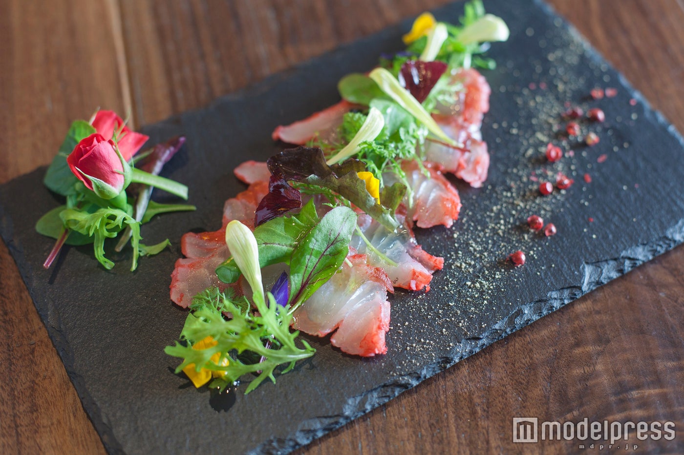 フレンチ カフェ＆ワイン虎ノ門バール「桜鯛のカルパッチョローズヒップのマリネ」／画像提供：森ビル