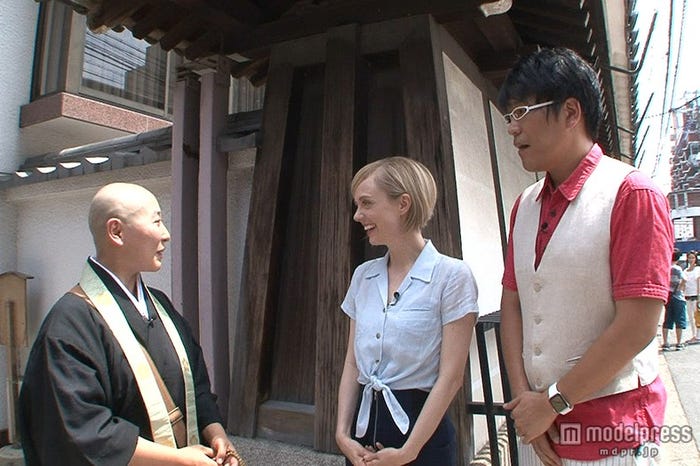 シャーロット・ケイト・フォックス(中央)、古坂大魔王(右)(画像提供:テレビ朝日)