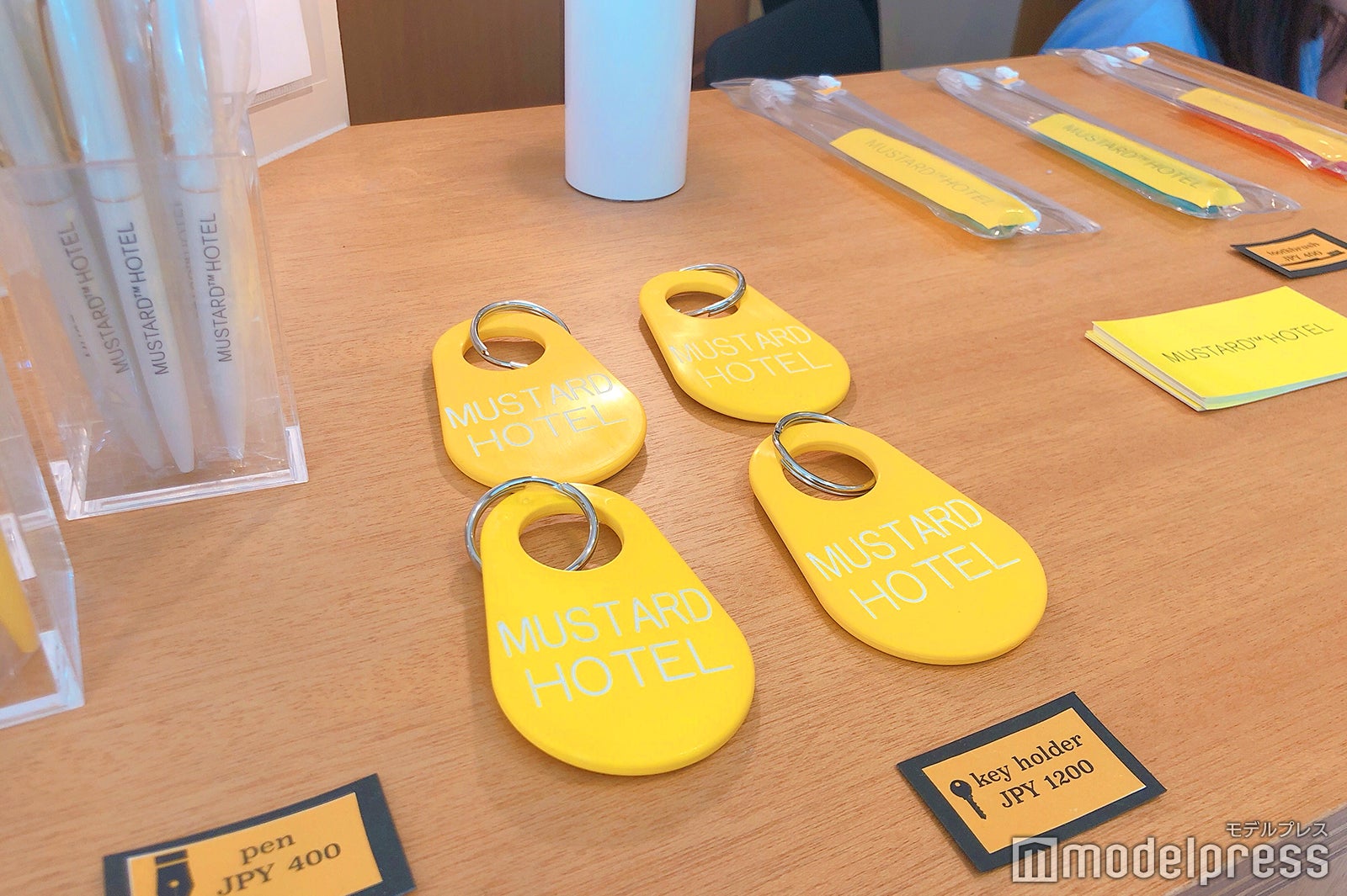 ホテルのテーマカラー・イエローのオリジナルグッズも（C）モデルプレス
