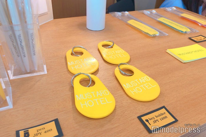 ホテルのテーマカラー・イエローのオリジナルグッズも(C)ビューティーガール