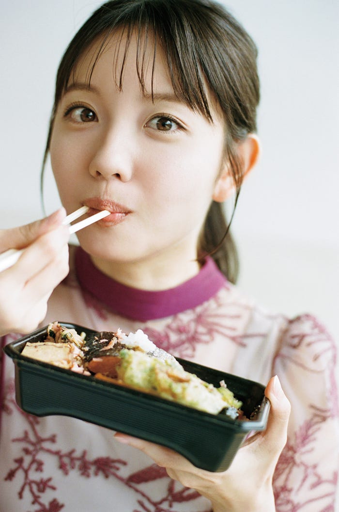 田中瞳アナ「瞳のまにまに」(C)熊木優/講談社