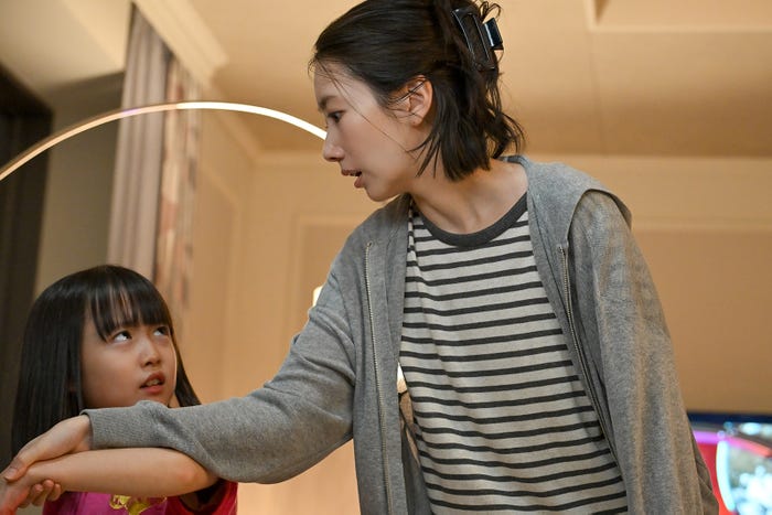 池村碧彩、波瑠「フェイクマミー」第1話(C)TBS