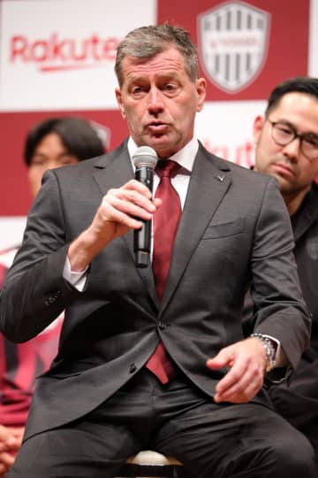 神戸スキッベ監督 ギリギリ来日で「靴がスーツに合っていない」つかみOKでファンの心もガッチリ 「情熱的なサッカーを」