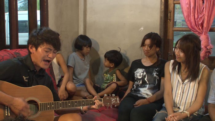 自作の歌を披露するシャイボーイ/「あいのり:Asian Journey」第16話より(C)フジテレビ