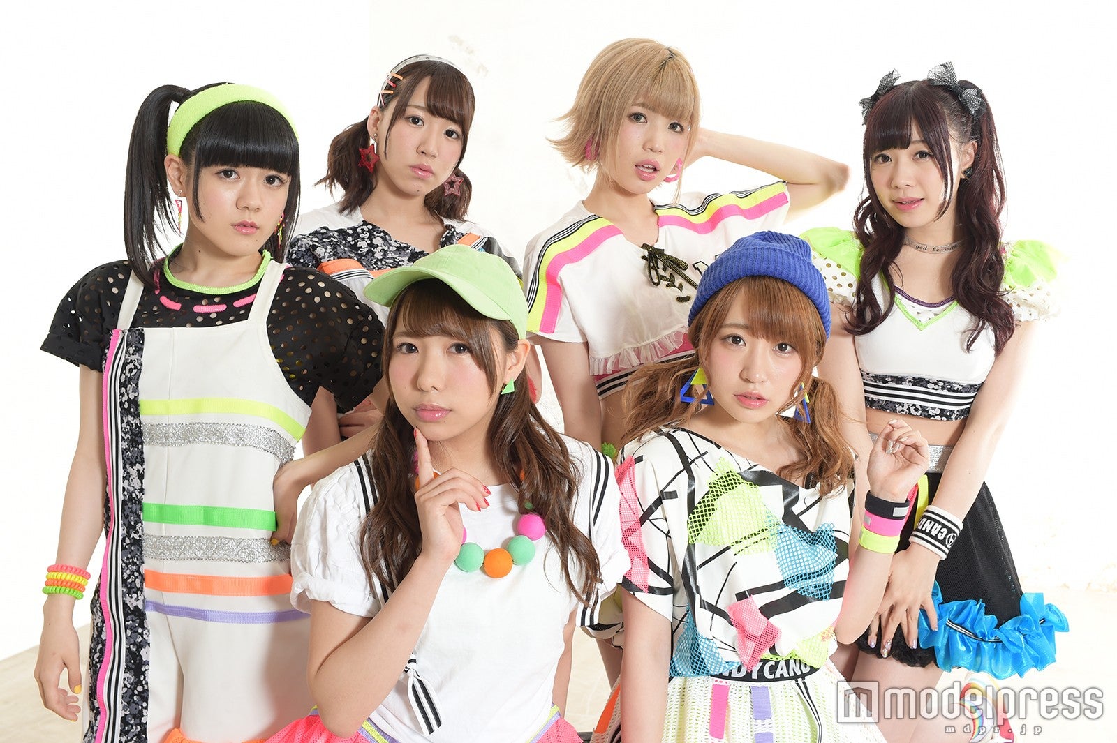 妄想キャリブレーション／（後列左から）星野にぁ、双葉苗、胡桃沢まひる、桜野羽咲、（前列左から）水城夢子、雨宮伊織（C）モデルプレス