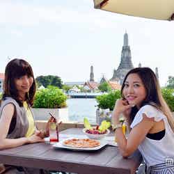 絶景テラスで南国気分、スタイリッシュ空間で味わうタイ料理