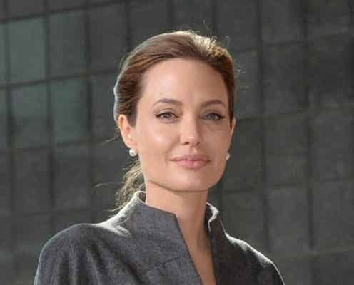 アンジェリーナ・ジョリー、英女王より大英帝国勲章を授与