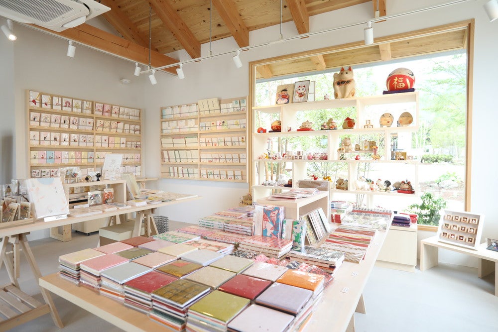 素敵なデザインの便箋、封筒や御朱印帳などの和紙製品（提供画像）