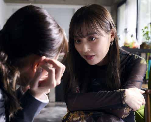 【嗤う淑女 第1話】美智留(内田理央)、従姉妹・恭子(松井玲奈)の前に現れる 17年前の事件の真相とは
