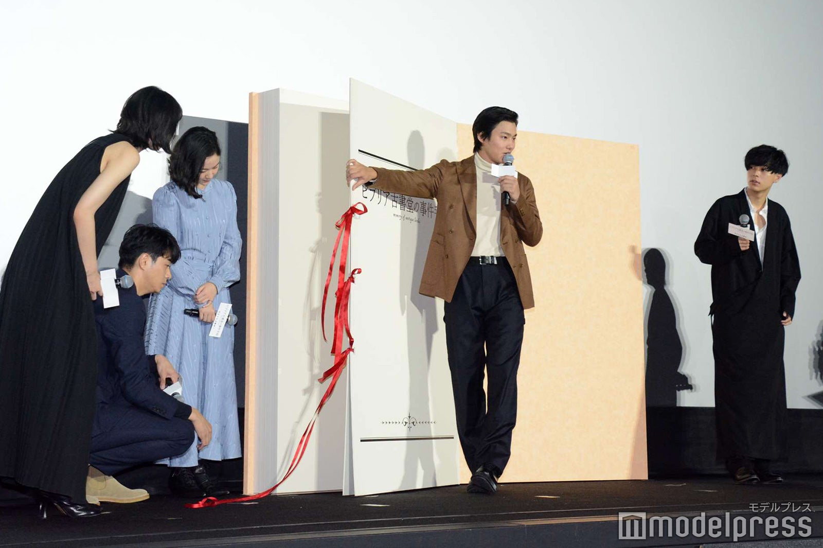 野村周平、巨大本をめくると… （C）モデルプレス