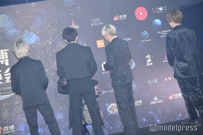 サインを書く工藤大輝を見守る他のメンバー/Da-iCE (C)モデルプレス