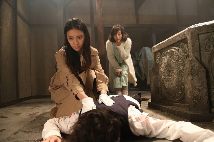 武井咲、木南晴夏「貴族探偵」第1話より(画像提供:フジテレビ)