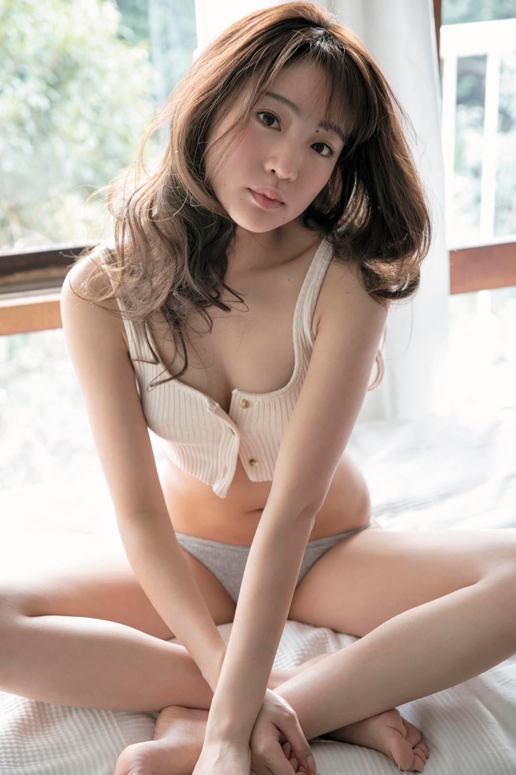 夢アド志田友美、しなやかボディ披露の寝起き風ショットにドキッ