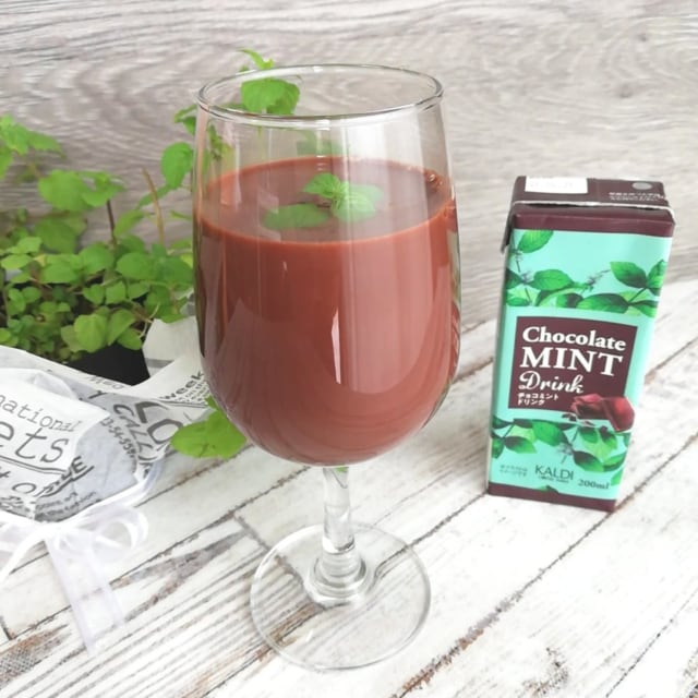 グラスに移したカルディのチョコミントドリンク
