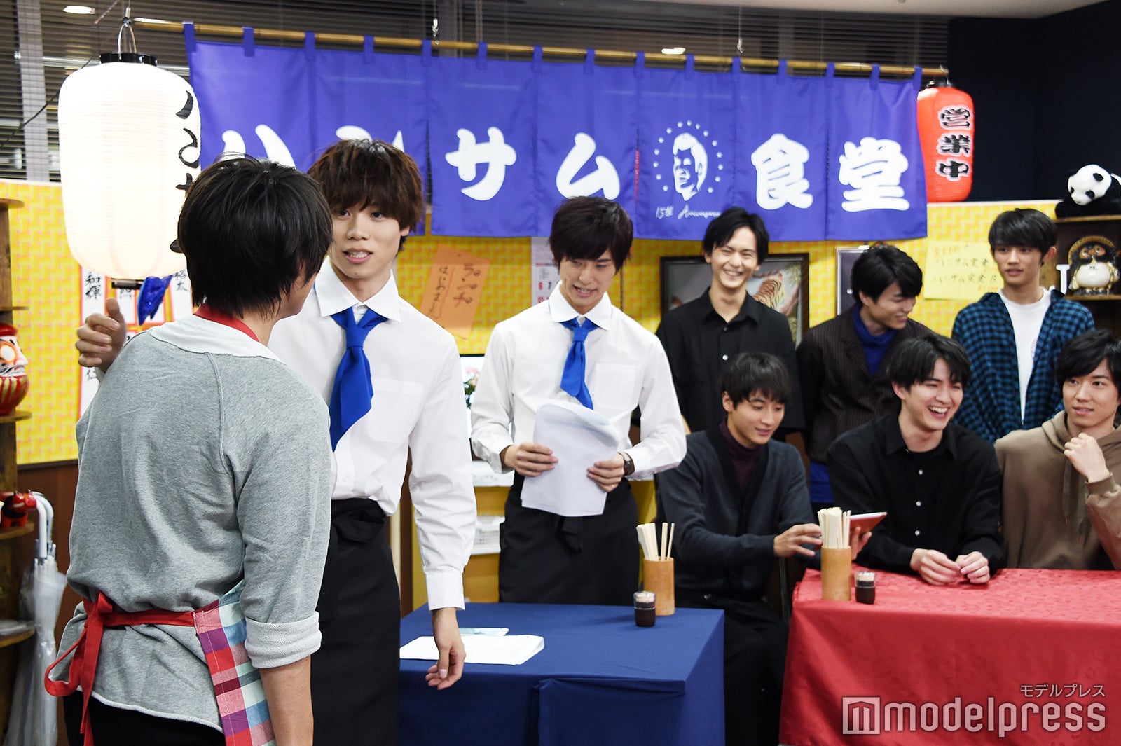 遅刻した（という設定の）細田佳央太を先輩として諭す太田将熙（C）モデルプレス