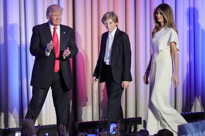 ドナルド トランプ氏の隣にいるイケメンが 天使 と話題 米大統領選 モデルプレス