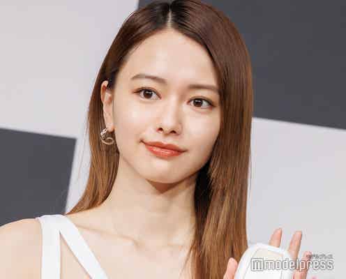 山本舞香、大胆スリットドレスで美脚披露 “今までで1番痛かった”エピソード明かす「両膝にあざが」