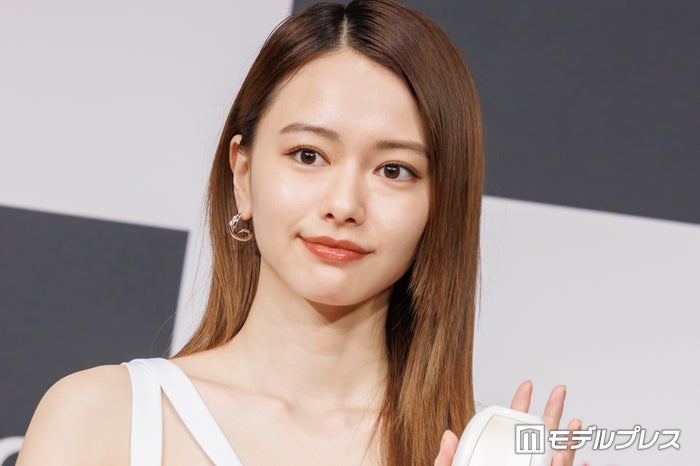 山本舞香、大胆スリットドレスで美脚披露 “今までで1番痛かった”エピソード明かす「両膝にあざが」