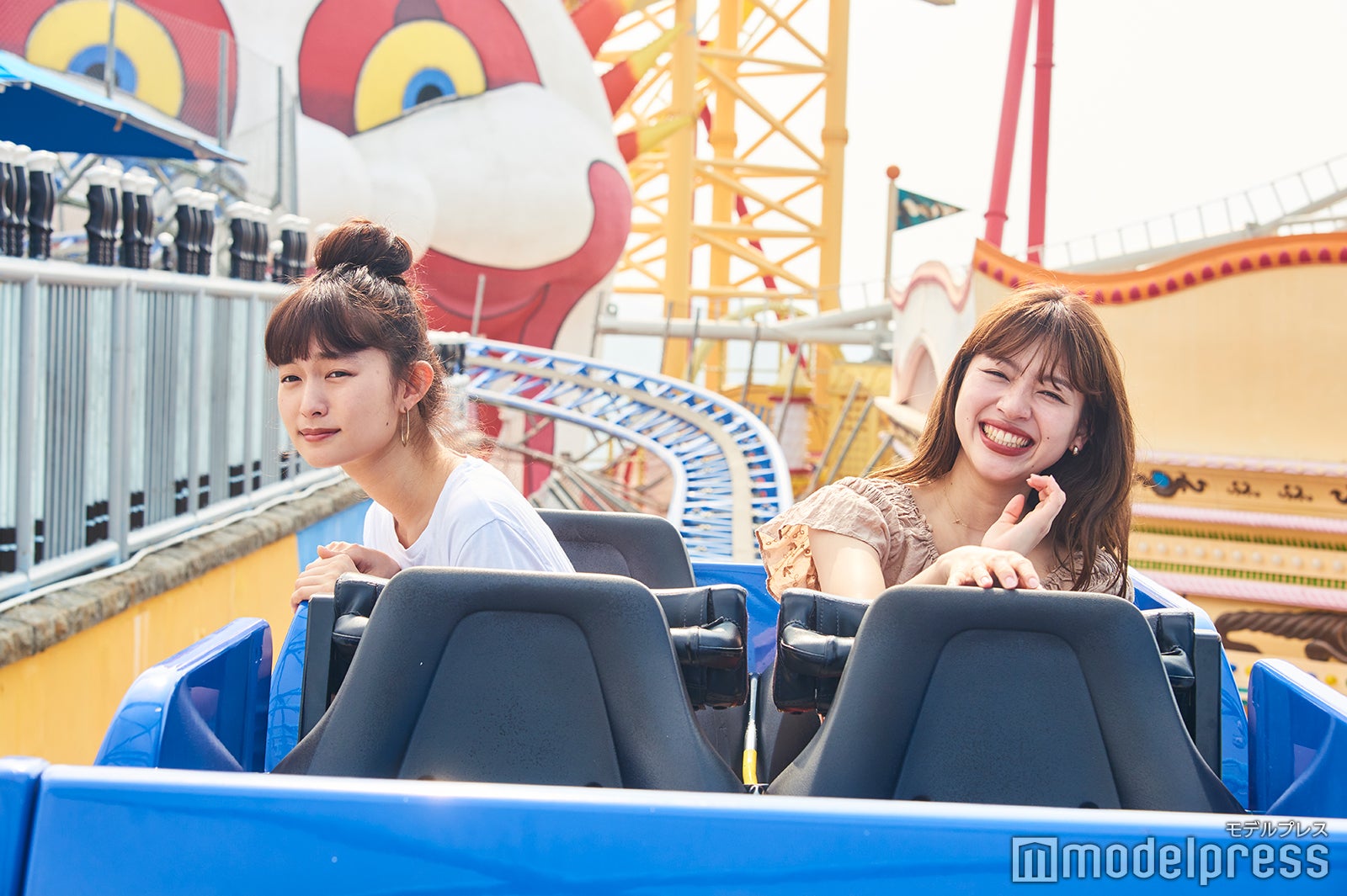 絶叫マシーンがちょっと苦手な阿部さんですが、比較的マイルドな「Arctic Blast」にチャレンジ。
前坂さんは満面の笑みでスタンバイ。（C）モデルプレス