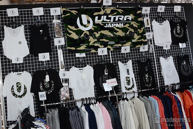 「AZUL by moussy」×「ULTRA JAPAN」のWネームアイテム