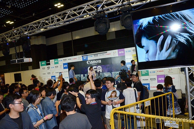 握手会には長蛇の列