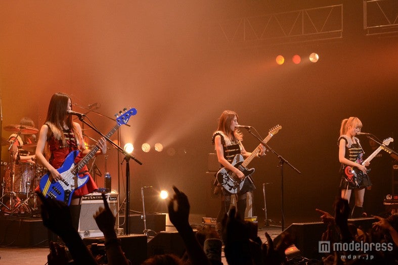 トレードマークでもあるAラインのミニスカートで登場したSCANDAL