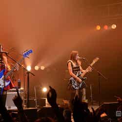 トレードマークでもあるAラインのミニスカートで登場したSCANDAL