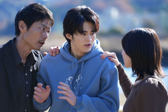 (中央)鈴鹿央士「闇バイト家族」第1話(C)「闇バイト家族」製作委員会