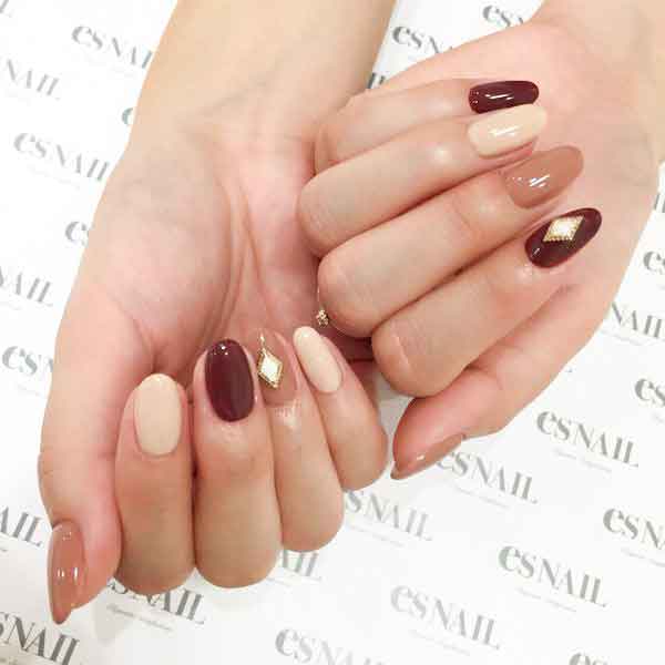 ブラウンで大人っぽく/画像提供:esNAIL