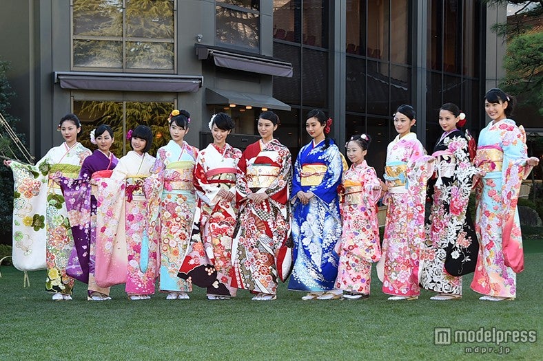（左から）水沢エレナ、宮崎香蓮、小芝風花、高橋ひかる、剛力彩芽、武井咲、忽那汐里、本田望結、吉本実憂、河北麻友子、小澤奈々花