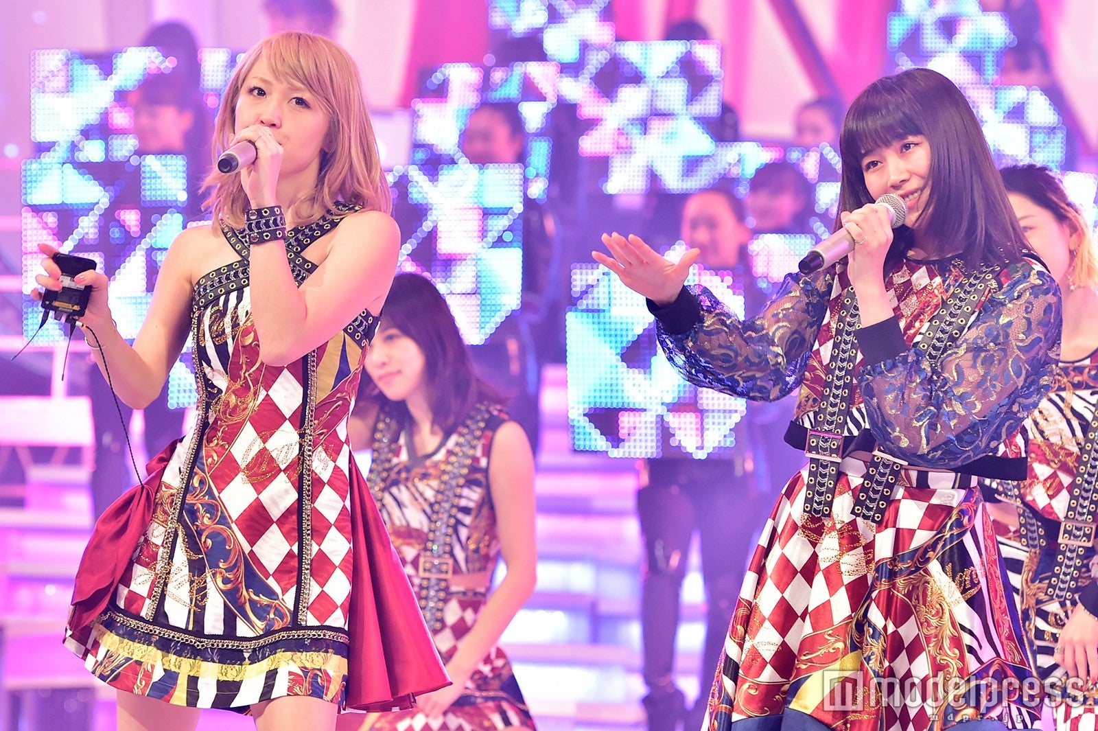 E Girls ダイヤ柄衣装でガールズダンサーと華やかステージ 紅白リハ最終日 モデルプレス