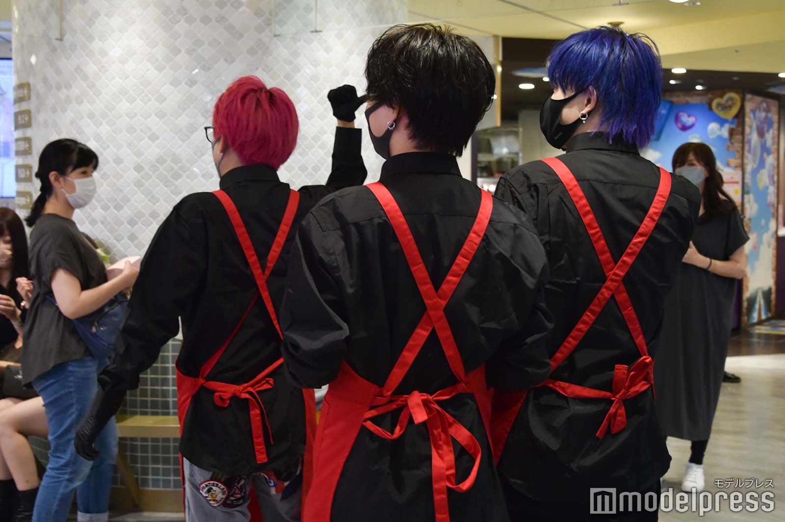 自ら宣伝しにフロアを回るおだけい、みっき～、ロケマサ （C）モデルプレス