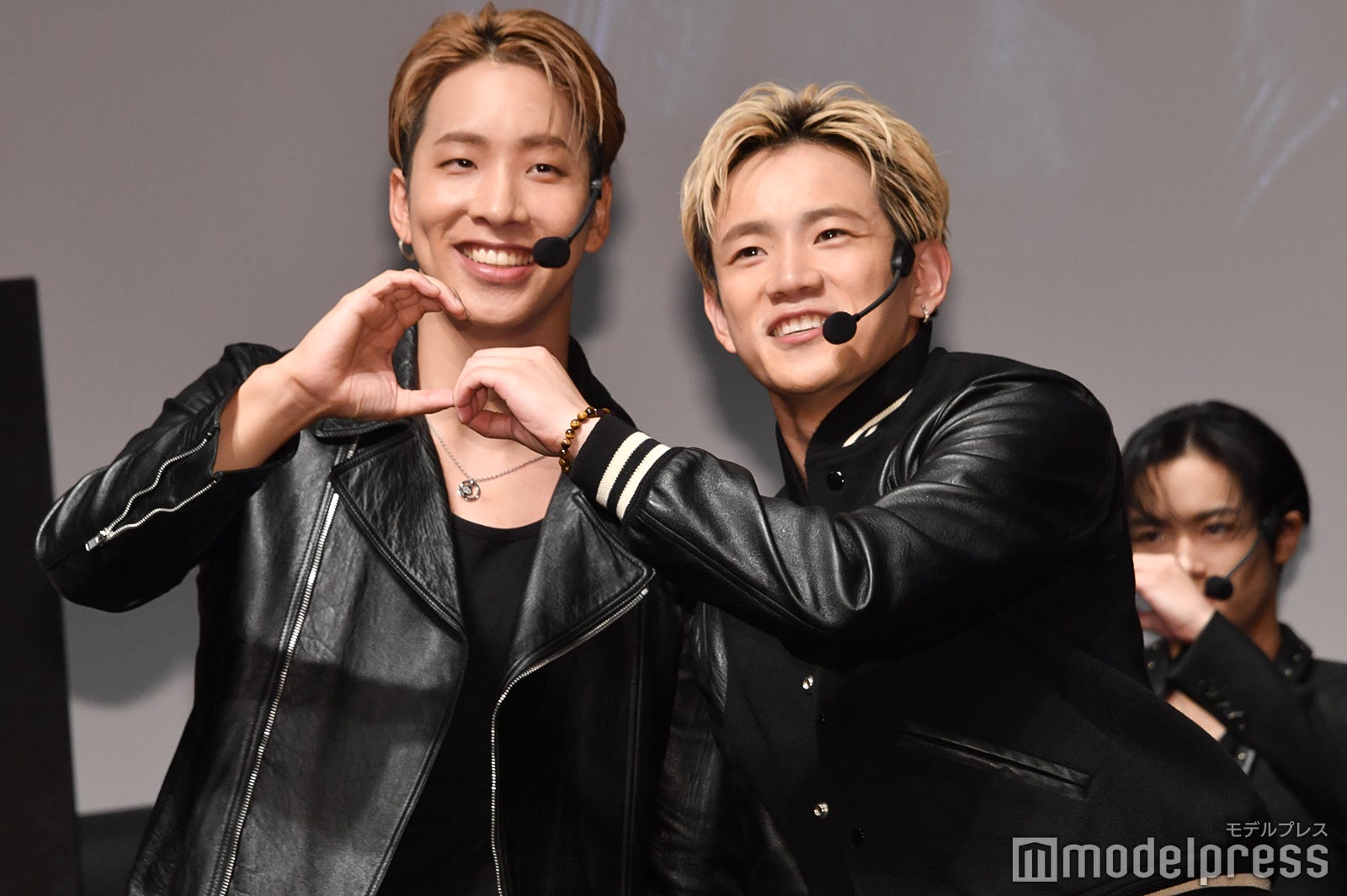 ポーズを決める陣＆浦川翔平、後ろで真似をする川村壱馬（C）モデルプレス