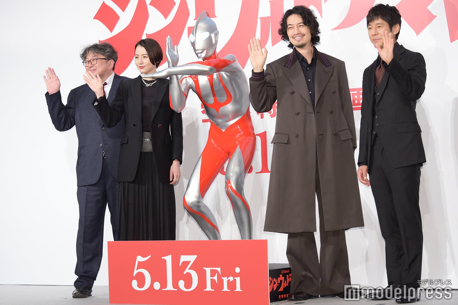 （左から）樋口真嗣監督、長澤まさみ、ウルトラマン、斎藤工、西島秀俊 （C）モデルプレス