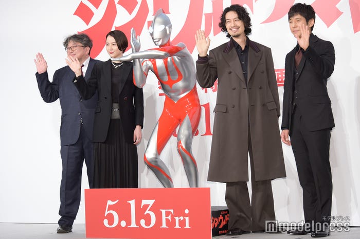 (左から)樋口真嗣監督、長澤まさみ、ウルトラマン、斎藤工、西島秀俊 (C)モデルプレス