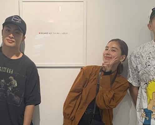 GENERATIONS白濱亜嵐、小森隼と姉・ラブリの個展で3ショット 姉弟愛に反響